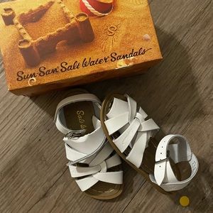 Kids white saltwater sandals!